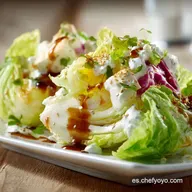 Ensalada de col con aderezo de yogur y mostaza: Receta cremosa y ligera.