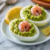 Huevos Rellenos de Guacamole y Gambas