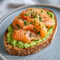 Tostas de Aguacate y Salmón: Cena Rápida Verano